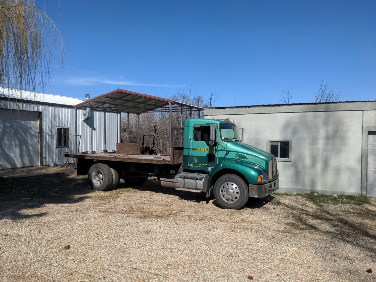 Fitting a flatbed with custom bracketing on a Kenworth